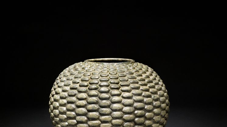 Axel Salto- Stor rund vase af stentøj modelleret i knoppet stil. Dekoreret med grågrøn glasur med mørkegrå og blå elementer. H. 26,5. Diam. 33.