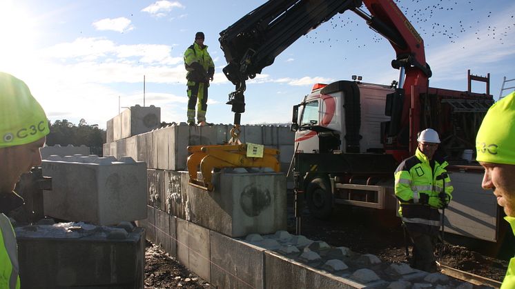 Lekande lätt med "vuxenlego" i betong