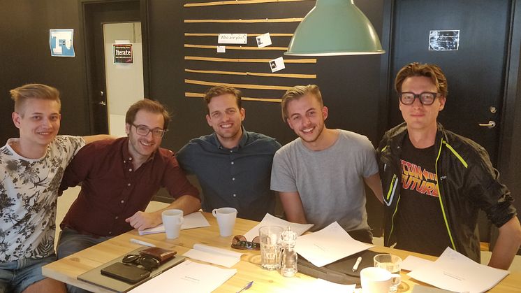 Från vänster Edwin Flataunet (medgrundare Altpocket), Andreas Westerberg , Christian Ander, Jonathan Svensson (medgrundare Altpocket), och Sergej Kotliar. 