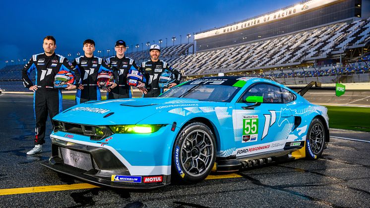 NORSK FORD-DEBUT: Dennis Olsen, nummer to fra høyre, sammen med resten av teamet som skal konkurrere med Mustang GT3 i 24-timers løpet på Daytona i helgen.