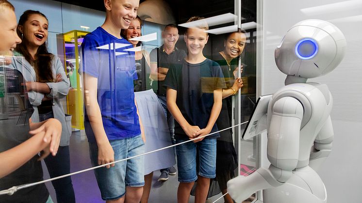 Robotar fascinerar de allra flesta – här ber humanoiden Pepper om en kamratlig "fist bump".