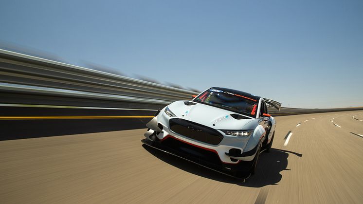 2021_FORD_MACH-E_1400_09