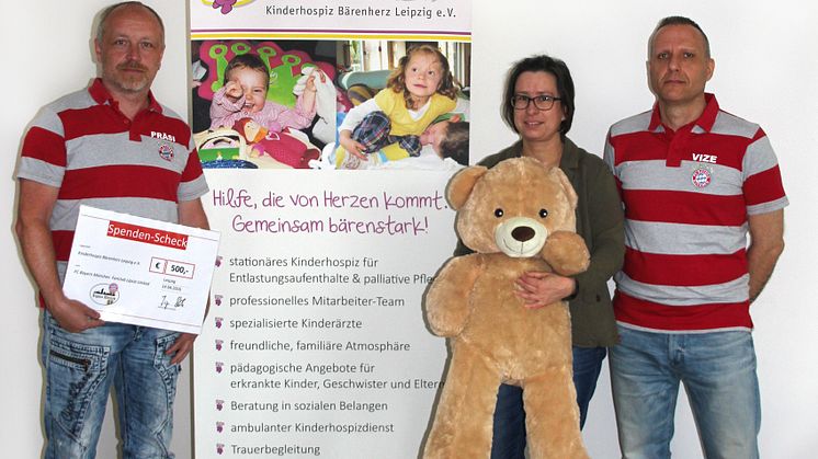 Jürgen Stolze, Kerstin Stadler und Mario Guske während der Spendenübergabe im Kinderhospiz Bärenherz