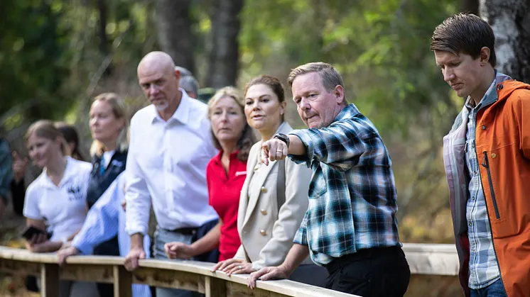 Robert Henriksson, arbetsledare Skog och natur i Katrineholms kommun guidar H.K.H Kronprinsessan Victoria i våtmarken
