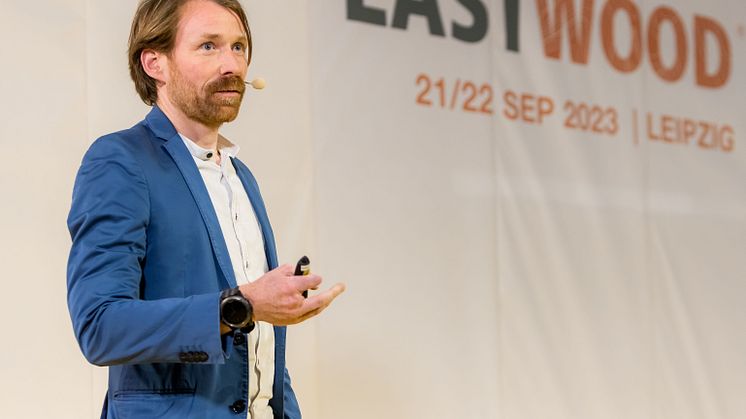 Den Veranstaltern war es wieder gelungen, hochkarätige Referenten der Holzbaubranche für die EASTWOOD zu gewinnen, hier Falk Berling-Hoffmann von Krontal Marx Partner aus Hannover.