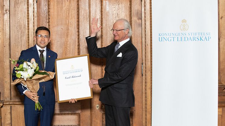 Omid Mahmoudi, Kompassrosstipendiat 2019 tar emot stipendiet ur H.M. Konungens hand. 