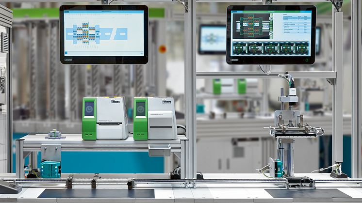 Industry 4.0: Multi-touchscreen assistant for ease of operation