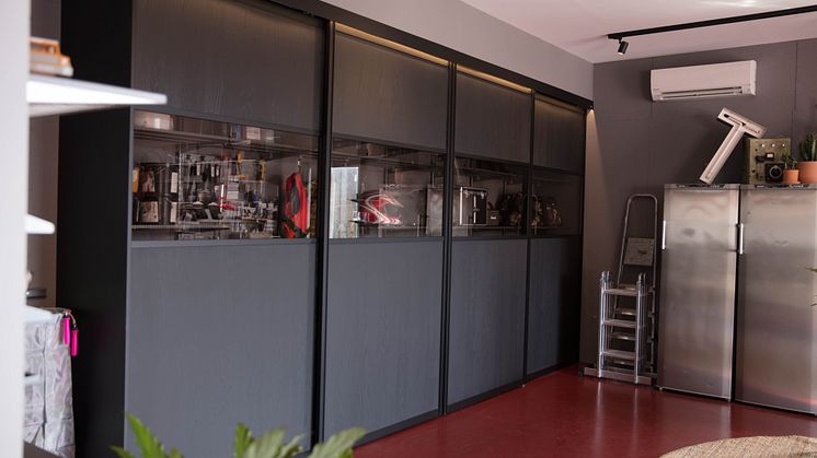 DK_Elfa_Garage_Storage_Interior_Click-in_system_Classic_Slidingdoor_Artic_2021_05_6188
