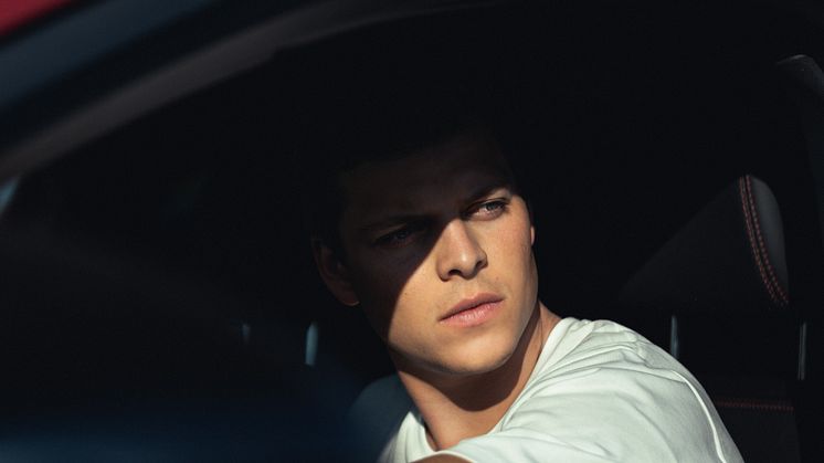 Fernisering: Alex Høgh i Mach-E