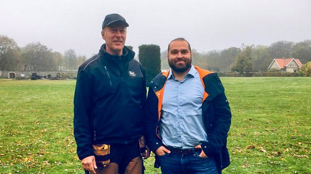 Slottsträdgårdsmästare Georg Grundsten och landskapsvetarstudenten Linus Hjertkvist där blomsterängen kommer att anläggas.