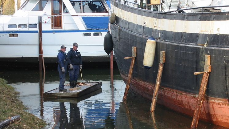 Utdockningen ur Göta kanals torrdockor är ett säkert vårtecken. 