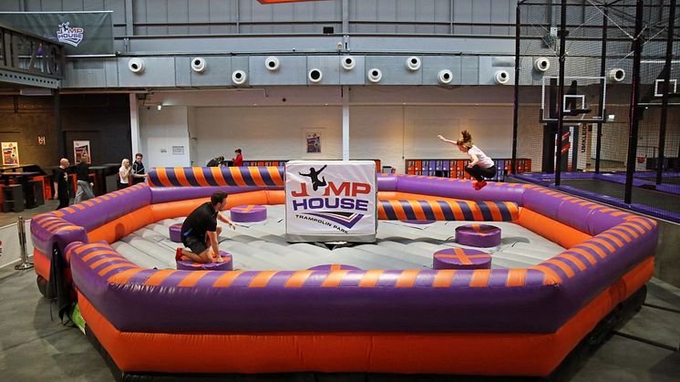 Der SurvivalJUMP ist einer von 8 Bereichen im JUMP House Leipzig