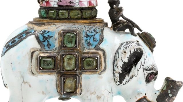 Elefantordenen, samtidig, privatfremstillet miniature i 18 kt. guld, smykket med rosenslebne diamanterElefantordenen, samtidig kopi af det officielle ordenstegn, sølv og emalje, cf. LS Fig. 61