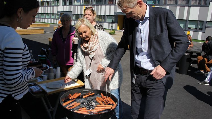 Direktør Jon Carlsen grillet pølser til beboerne på Skullerud, sammen med bomiljøarbeider Elisabet Johansen.