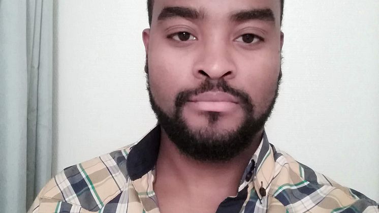 Sisay Berhanu Shifraw stöttar upp på Auraskolan under coronapandemin