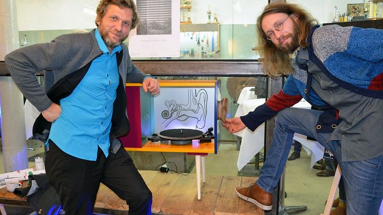 Robert Dvorak und Lukas Walter von "Lukas&Robertson" präsentieren ihren Musikschrank "Von Gramofon" für die Designers' Open