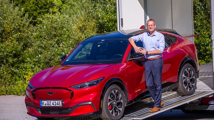 PÅ NORSK JORD: Administrerende direktør i Ford Motor Norge, Per Gunnar Berg, tok imot preproduksjonsmodellen av Fords nye elbil-SUV, Mustang Mach-E. De neste ukene skal den gå gjennom omfattende testing på norske veier og på norske ladenettverk. 