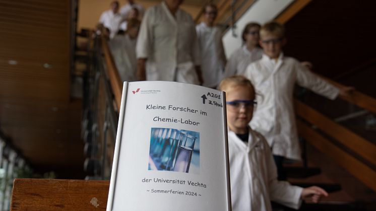Chemie-Experimente beeindrucken Kinder an der Universität Vechta in den Sommerferien 2024