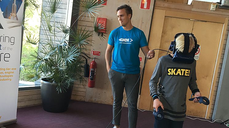 Varje traineegrupp får ett projekt att jobba med. Förra årets grupp ​​​​​​​utvecklade ett virtuellt studiebesök som tar besökaren från rymden, ner till Trollhättan och GKN Aerospace. Wictor Dörrich, trainee, leder visningen.