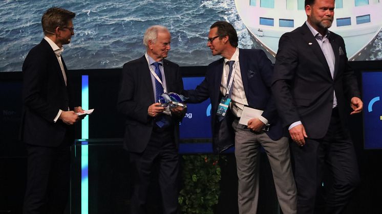 Havlia Kystruten mottar pris under Nor-Shipping