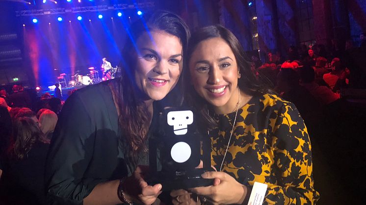Sofia Andersson Lundberg och Reema Raja Riaz tar emot priset Live-Apan på Sweden Live i Norrköping. 