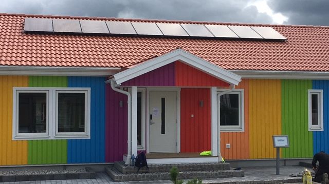 Regnbågshus med solpaneler från NIBE Energy Systems