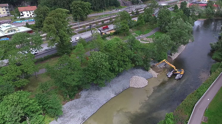 Stabiliseringsförstärkande åtgärder av Säveåns åbrinkar upp mot nya Yllebron i Partille. Bild: Powerphoto