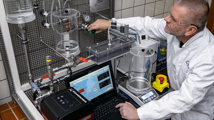 I et forskningsprojekt støttet af Audi Environmental Foundation udvindes ressourcer miljøvenligt og bæredygtigt ved hjælp af membranteknologi under jorden.