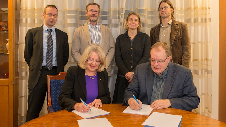 En ny sexårig ramöverenskommelse om samverkan mellan SLU och Havs- och vattenmyndigheten skrivs under. Foto:Mark Harris