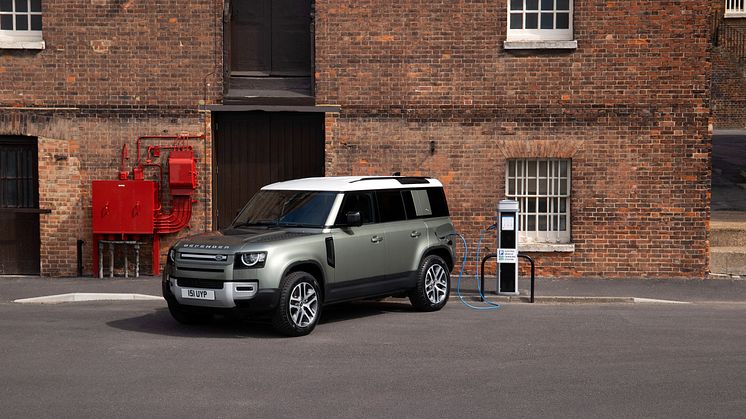 Med 400 hestekrefter, lavere drivskostnader, og CO2-utslipp på kun 74g per kilometer, er modellen, satt i helelktrisk modus, verdens første Defender med mulighet for utslippsfri kjøring.  