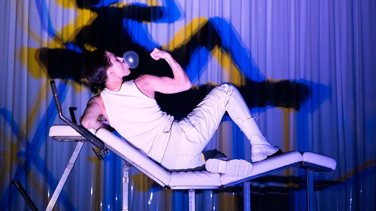 Skådespelaren Mille Bostedt gestaltar den första transpersonen, föreställningen ska gästspela i Finland hos Teater Viirus. Foto: Jacob och Johan Danielsson