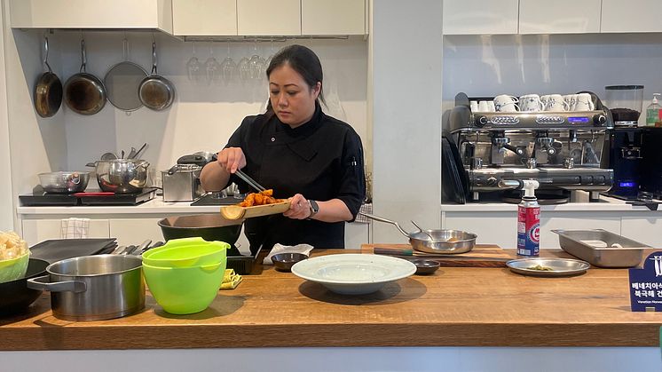 Minzi Kim Wind tilbereder tørrfisk med hot sauce