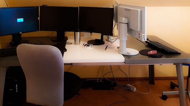 Das Büro nach Hause verlegt - Emily und ihr Vater teilen sich ein "Büro"