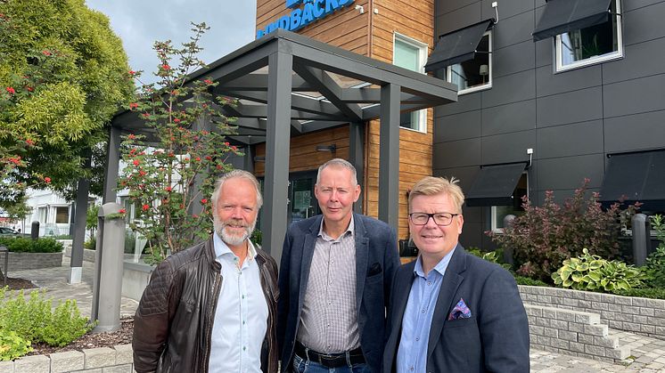 Stefan Lindbäck, vd Lindbäcks Group, Mikael Brandt, ny styrelseordförande Lindbäcks Bygg, och Magnus Edin, vd Lindbäcks Bygg.