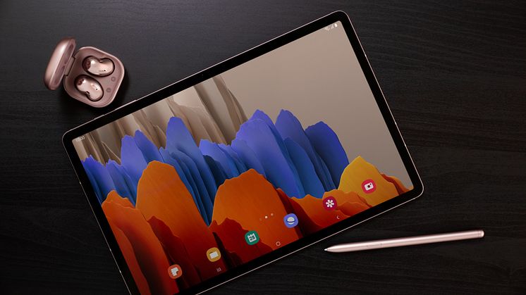 02_galaxybudslive_tabs7plus_lifestyle_image