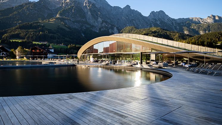 Wellness Terrasse mit Holz: „ATMOSPHERE by Krallerhof