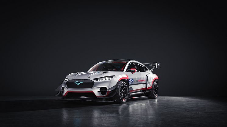 Ford Performancen ja RTR:n täyssähköinen Mustang Mach-E 1400 prototyyppi vie kilpa-ajon ja driftingin uudelle tasolle