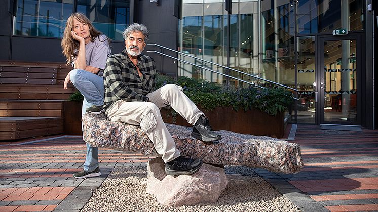 Jelena Rundqvist och Haky Jasim vid skulpturen "Gungascenen", en av flera delar i konstgestaltningen "By Bergsjön" på Kulturhuset Bergsjön. 
