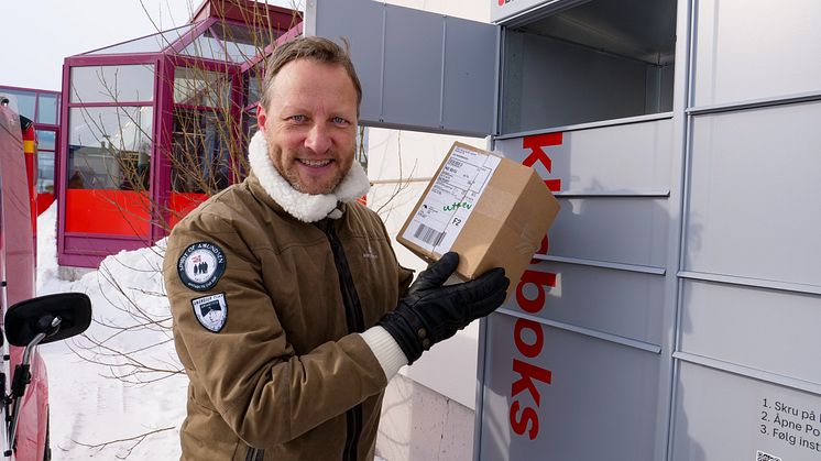 I dag ble de første pakkeboksene satt ut i Alta. Kenneth Tjønndal Pettersen, pressesjef i Posten, sier dette markerer starten på arbeidet med å doble antall utleveringssteder for pakker i gamle Finnmark fylke. Foto: Tore Oksnes, Posten