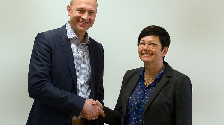 Gunnar Eikeland vd på Sparbanken Nord och Monica Johansson prefekt vid Luleå tekniska universitet är mycket nöjda efter överlämningen av fem miljoner kronor till universitetet.