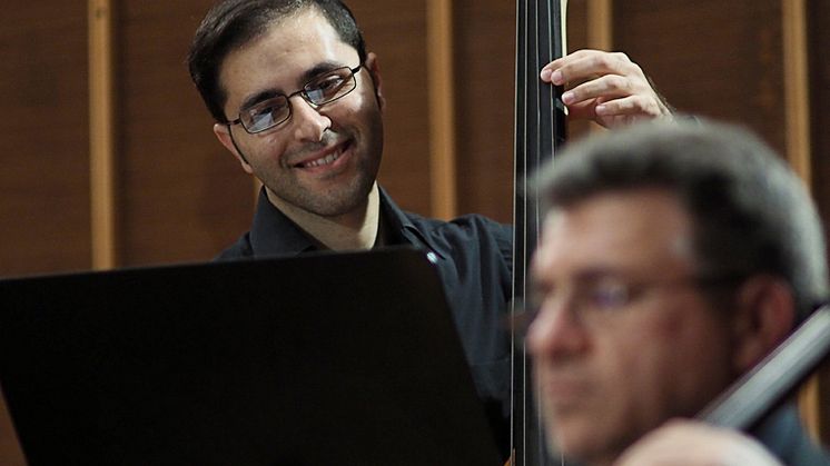 Raed Jazbeh, konstnärlig ledare för Syrian Expat Philharmonic Orchestra