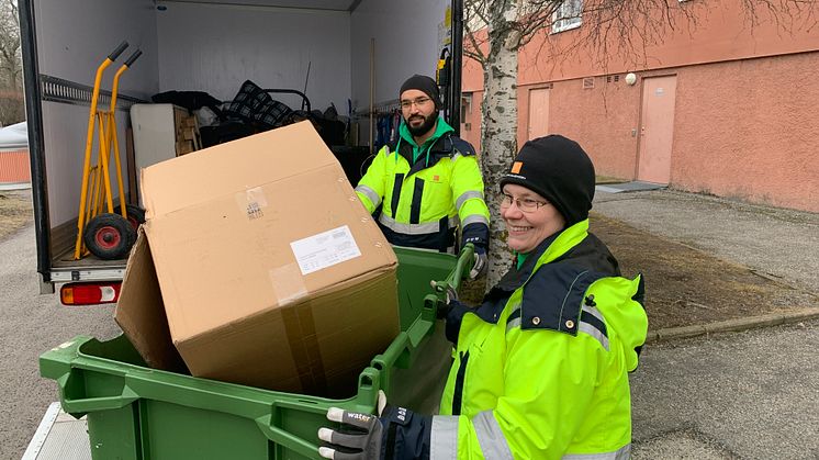 Katarina Forsström och Bashar Abdulzahra på Botkyrkabyggen arbetar med grovsopbilen. 
