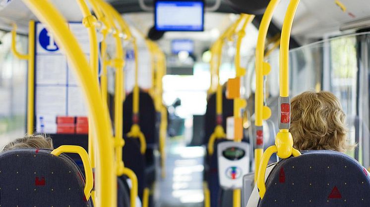 ​Nå fjerner Ruter gradvis klistremerkene på setene, slik at passasjerer kan ta i bruk flere seter og spre seg mer i transportmidlene. Foto: Ruter As / Fotograf Nicky Twang