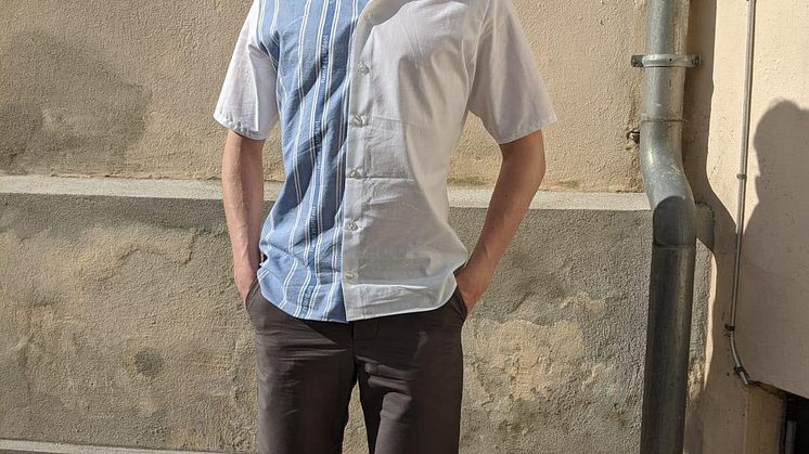 Model med HJELT-skjorte