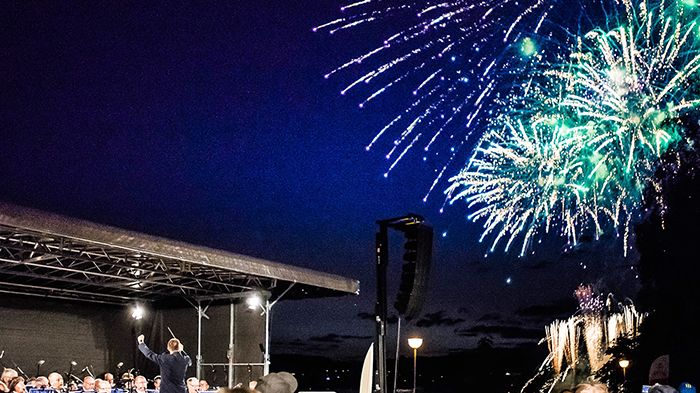 Sommarsalut med fyrverkerier som är arrangerade att smälla av i symbios med musiken.