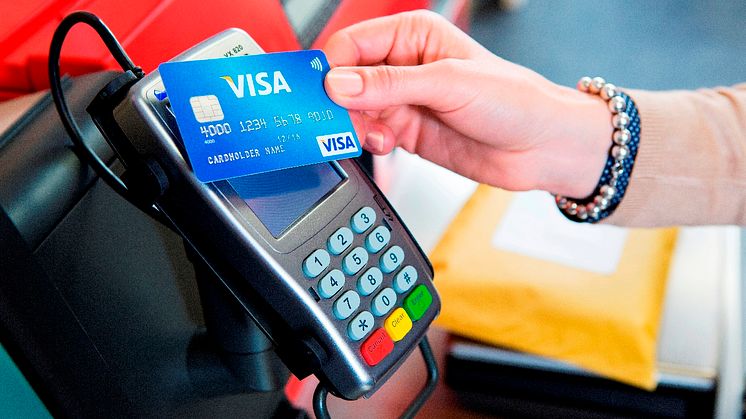 Peste jumătate dintre plățile cu carduri Visa în Europa sunt contactless