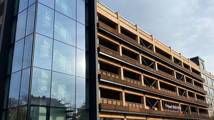 P-huset Sege Park är utrustat med 1 400 kvm solceller som är kopplade till ett fastighetsbatteri med smart styrning av energianvändningen.