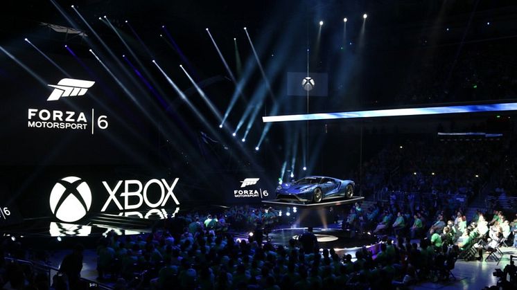 A Ford GT drámai hatású belépője a 2015-ös E3 játékkonferencián; Az autó a Forza Motorsport 6 exkluzív sztárja