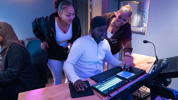 Michelle, Afeni och Hassan testar den nya studion i House of Tensta. Foto: Tuan Nguyen/Rädda Barnen