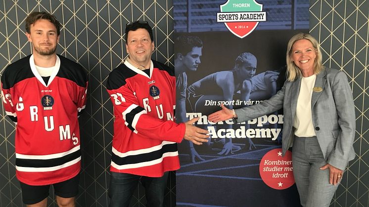 Thoren Business School Karlstad och Grums IK förlänger sitt samarbete med hockeygymnasiet.Grums-duon Johan Erkgärds och Anders Lundqvist tillsammans med Thoren Business Schools rektor Lena Bjuresäter.